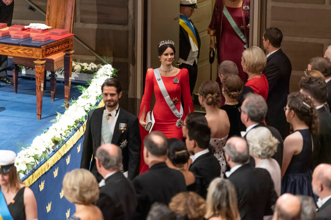 Prinsessan Sofia är klädd i rött från Zetterberg Couture. Prinsessan Sofia Nobel 2018