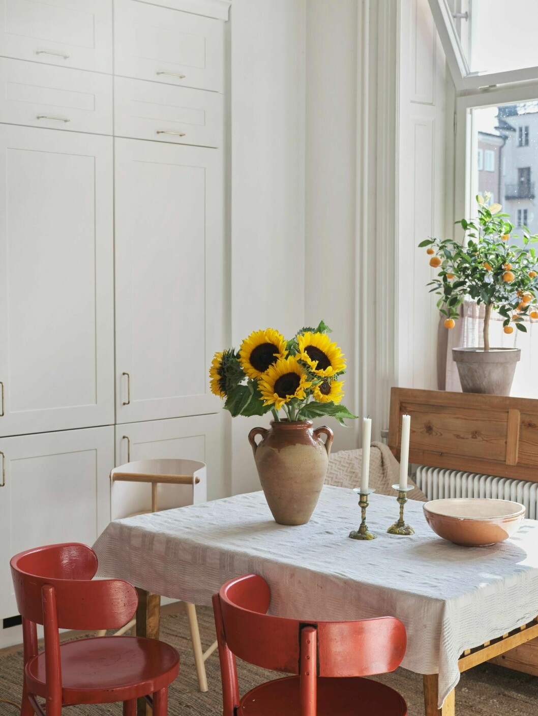Foto: Andrea Papini, Styling: Dennis Valencia | Syns i: <a target="_blank" href="https://www.elle.se/decoration/hemma-hos-sofia-wood-i-norrkoping/7901284">Kika in i Sofia Woods drömvåning i Norrköping</a> röda stolar i köket hemma hos Sofia Wood