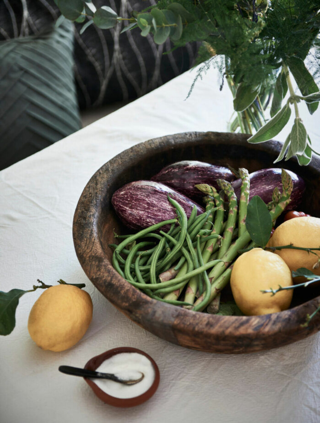Säsongens frukt och grönt i en skål