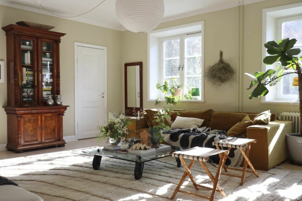 Varmt och beige, men även färgklickar, spår Billgren & Wood: ”Gult och rosa, grönt och blått med mycket svärta i och mjuk känsla. Som ett dammigt slott”. Här <em>Ginseng</em> från Jotun Lady hemma hos Sofia. Foto: Sofia Wood Vackert vardagsrum hemma hos Sofia Wood