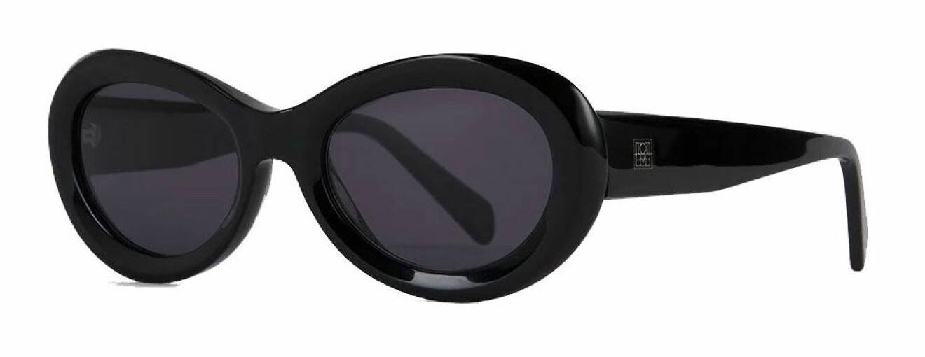 Svarta solbrillor i ny oval modell från Toteme