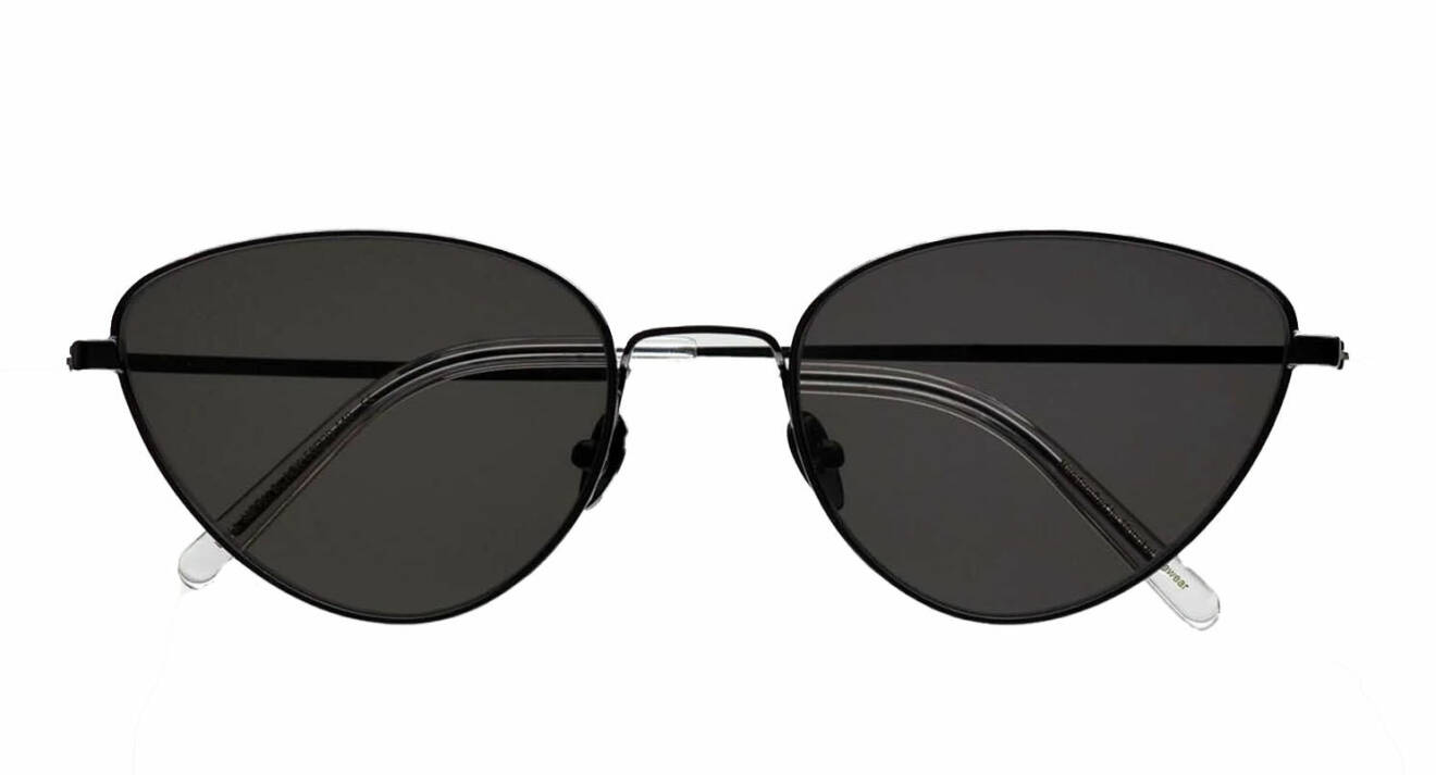 Nätta solbrillor i trendig modell och mörka glas från Monokel