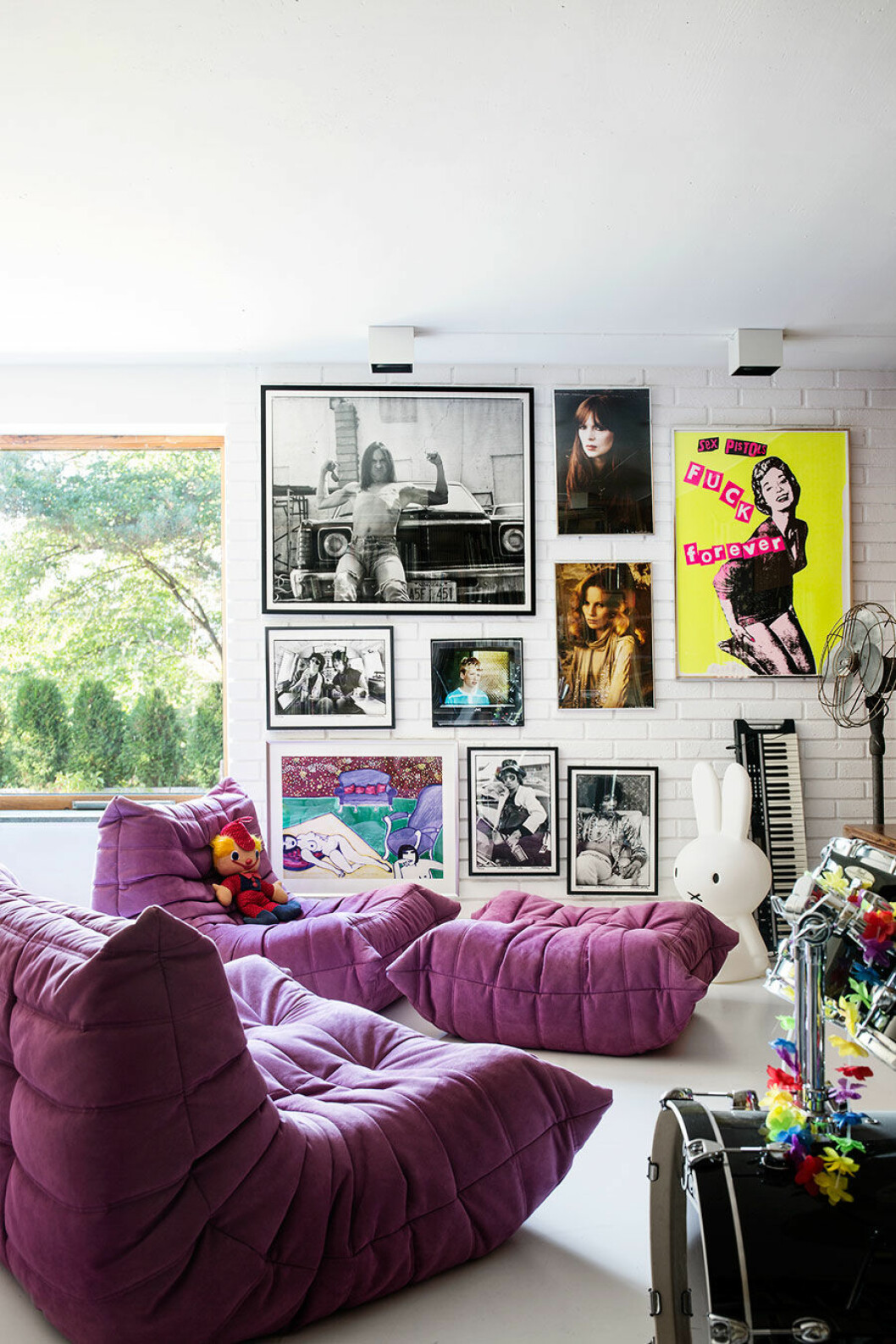 Foto: Johan Sellén, styling: <a href="http://www.gillrenlund.com/" target="_blank" rel="noopener">Gill Renlund </a>. Syns i : ”<a href="https://www.elle.se/decoration/makalost-mysigt-och-bohemsnyggt-i-60-talsvillan/">Mysigt och bohemsnyggt i 60-talsvillan</a>”. Klassiska pop-posters