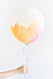 Måla ballongerna med pastellfärger – en somrig detalj till festen