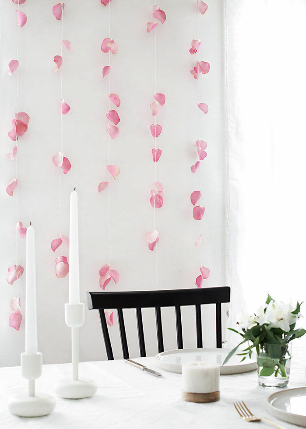 Foto via:<a href="http://www.homeyohmy.com/diy-rose-petal-backdrop/" target="_blank" rel="noopener"> Homeohmy</a>
