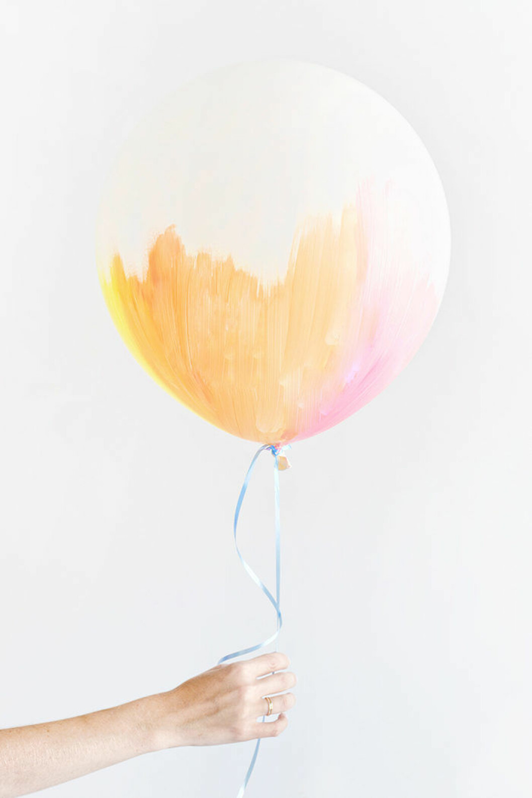 Foto via: <a href="https://studiodiy.com/2015/09/24/fallin-for-baby-shower-diy-watercolor-balloons/" target="_blank" rel="noopener">Studiodiy</a>