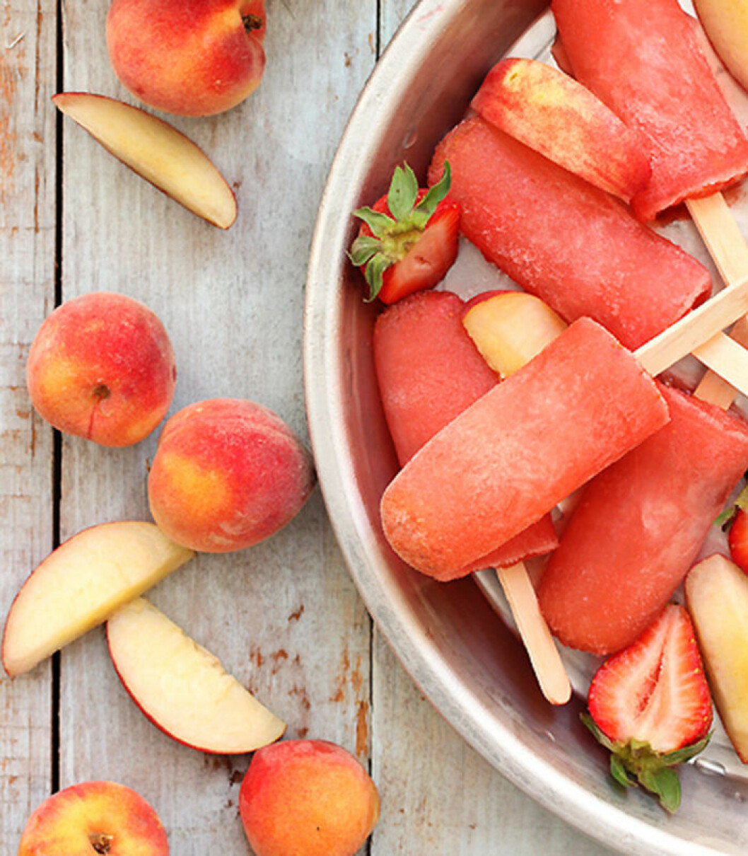 Foto via: <a href="http://www.bakersroyale.com/cocktail-popsicle-strawberry-and-peach-vodka-collins/" target="_blank" rel="noopener">Bakersroyale</a>