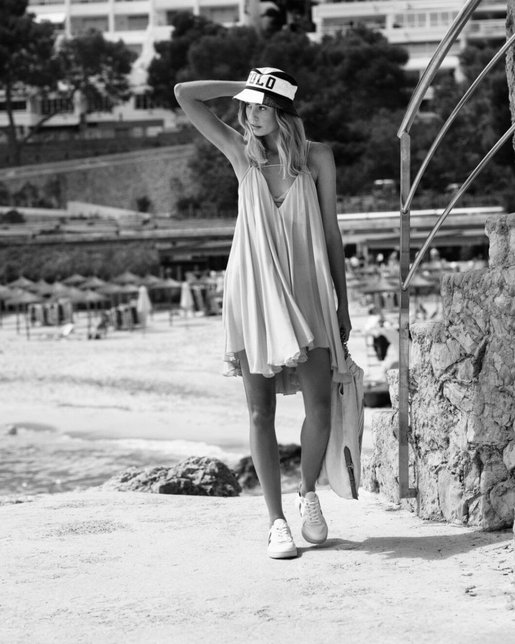 Klänning, 6 255 kr, Jacquemus/Mytheresa.com. Bikinitopp, 799 kr, och bikinitrosa, 549 kr, båda Ganni. Hatt, 795 kr, Polo Ralph Lauren. Väska, 5 700 kr, Acne Studios. Skor, 1 250 kr, Veja. Sommarens strandmode 2019, klänning från Jacquemus