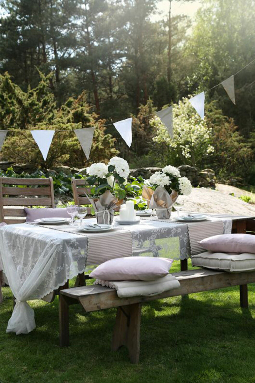 Via: <a href="http://cottageintheoaks.com/2014/06/friday-favorites-celebrations/">Cottageintheoaks.com</a> Vimplar används som en del av uteinredningen