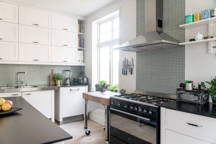 Foto: Ewelina Karlsson för <a target="_blank" href="https://www.hemm.se/">Hemm Mäkleri</a>/mäklare: Ove Bornelund. Vitmålat kök med grönt kakel