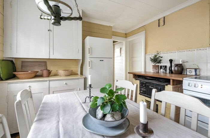 Foto: <a target="_blank" href="https://www.instagram.com/fastighetsbyran">Fastighetsbyrån Gotland</a>/mäklare: Thomas Sandelius. Sommarbostad på Gotland med originaldetaljer i trä