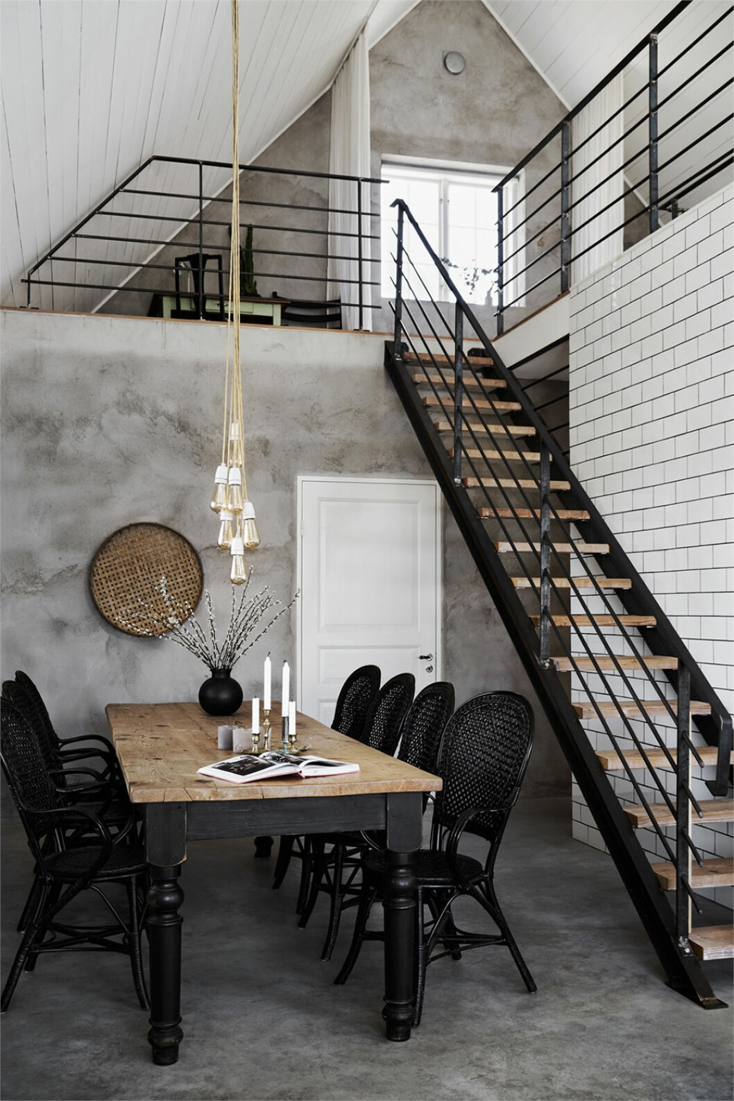 Foto: <a href="https://www.emmajonssondysell.com/" target="_blank" rel="noopener">Emma Jönsson Dysell</a> Styling: <a href="https://www.ohliving.se/" target="_blank" rel="noopener">Sofie Gidfeldt</a> för Fastighetsbyrån/mäklare: Jenny Holgersson Modernt och snyggt sommarhus