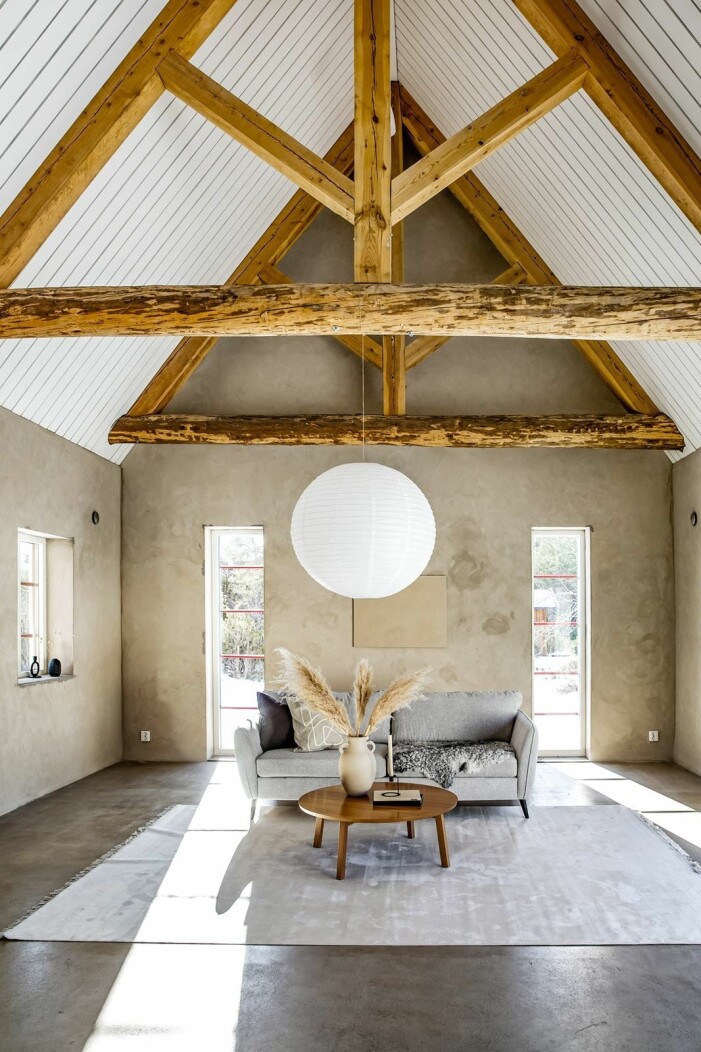 Foto: <a target="_blank" href="https://www.instagram.com/bjurfors_gotland/">Bjurfors Gotland</a>/SE 360, mäklare: Peter Tumegård. Sommarhus på Gotland, vardagsrum