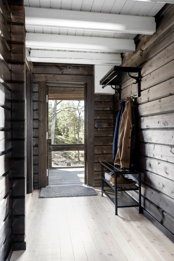Foto: Andreas Bjurström för <a target="_blank" href="https://www.instagram.com/fastighetsbyran/">Fastighetsbyrån Nynäshamn</a>, mäklare: Jenny Wiklund. Naturnära sommarhus i Svärdsö utanför Nynäshamn