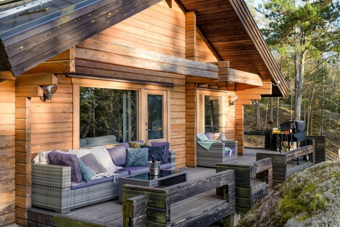 Foto: Andreas Bjurström för <a target="_blank" href="https://www.instagram.com/fastighetsbyran/">Fastighetsbyrån Nynäshamn</a>, mäklare: Jenny Wiklund. Naturnära sommarhus i Svärdsö utanför Nynäshamn, uteplats