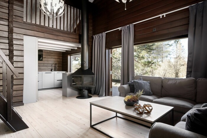 Foto: Andreas Bjurström för <a target="_blank" href="https://www.instagram.com/fastighetsbyran/">Fastighetsbyrån Nynäshamn</a>, mäklare: Jenny Wiklund. Naturnära sommarhus i Svärdsö utanför Nynäshamn, trähus