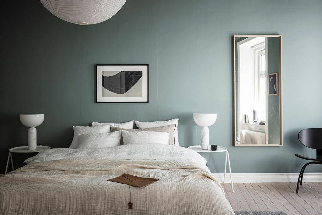 Väggfärger förändras beroende på hur ljusinsläppet rör sig över dem under dagen och kvällen. Foto: Anders Bergstedt Styling: Greydeco för Alvhem/mäklare: Åke Åkerman väggfärg som ger sommarkänsla i sovrummet