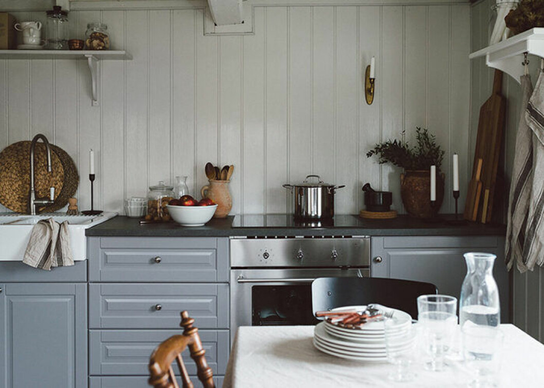 Foto: Matilda Hildingsson Styling: Nathalie Myrberg för <a href="https://livethemma.ikea.se/ordning-pa-torpet-del-2/" target="_blank" rel="noopener">Ikea Livet Hemma</a> Lantlig och somrig känsla i köket