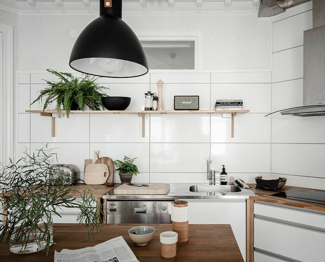 Foto: Anders Bergstedt Styling: Elli Roshandel för <a href="https://www.instagram.com/entrancemakleri/?hl=sv" target="_blank" rel="noopener">Entrance</a>/mäklare: Erika Bergholm Somrigt kök med mycket grönväxter