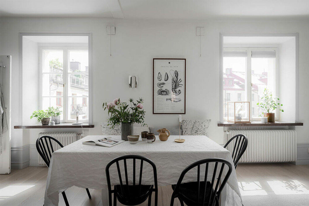 Linne och snittblommor ger den rätta känslan oberoende av årstid. Foto: Henrik Lindén Styling: Studio Cuvier för Alvhem/mäklare: Jim Wetterling matplats med somrig inredning
