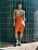 Fotomodellen har på sig en beige kavaj med en turkos behå under och en knälång orange kjol
