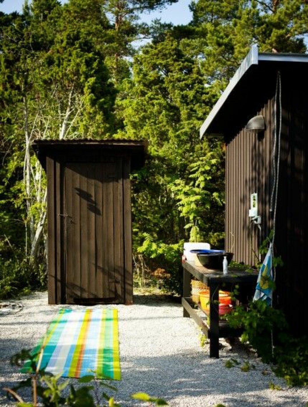 Regnbågsmattan från Ikea ligger utrullad framför utedasset. Regnbågsmattan från Ikea ligger utrullad framför utedasset.