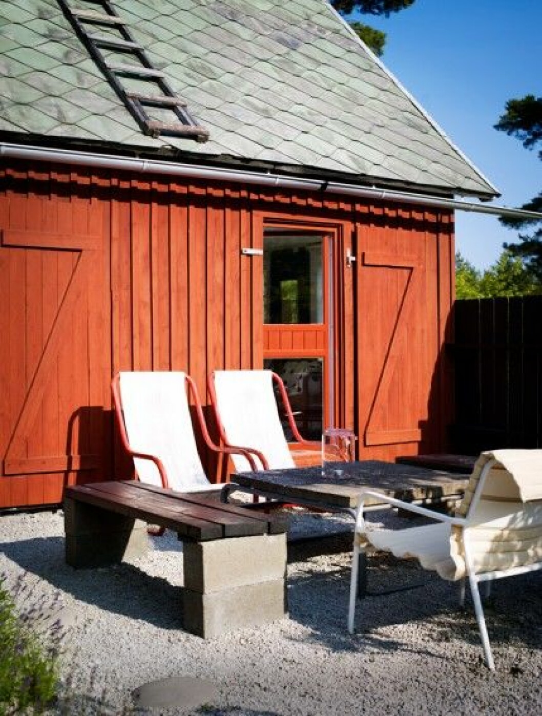 Här, i utegruppen med fåtöljer från Lammhults som Jojo klätt om med segelduk, spenderar familjen Wilhelmsson en stor del av sommaren. Vita stolar från Ikea och rulldynor från Designers Eye. Här, i utegruppen med fåtöljer från Lammhults som Jojo klätt om med segelduk, spenderar familjen Wilhelmsson en stor del av sommaren. Vita stolar från Ikea och rulldynor från Designers Eye.