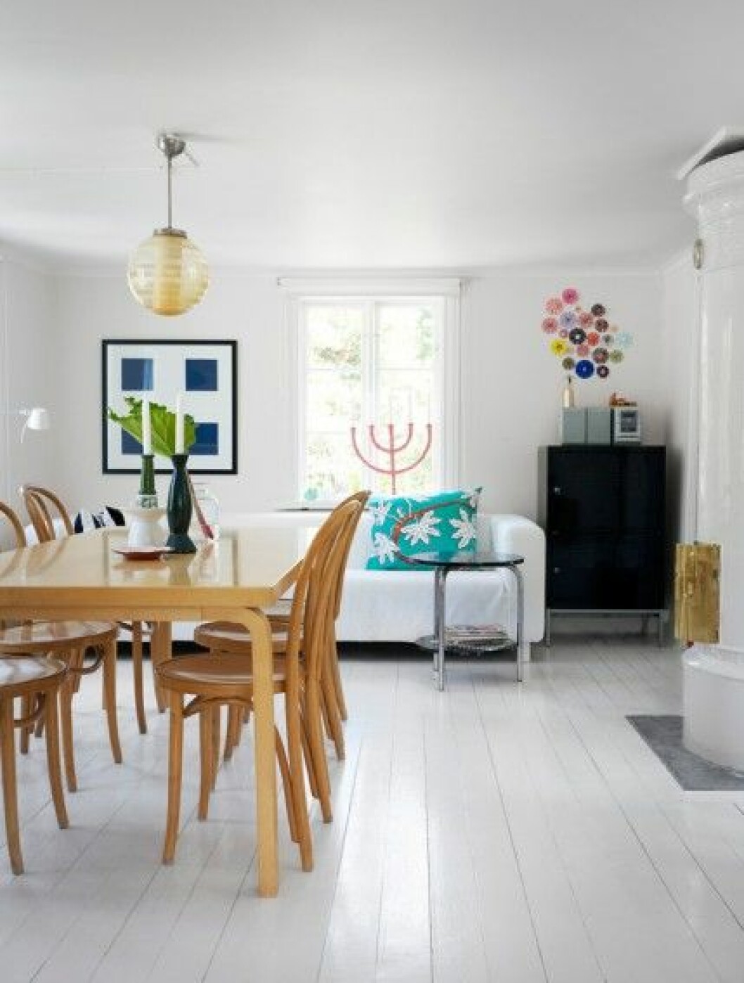 Gillis Lundgrens Öglan-stolar i original från 60-talet har Jojo fyndat på Myrorna i Skärholmen i Stockholm. Matbordet av Alvar Aalto kommer från samma ställe. Taklampa, loppis. Jojo är utbildad keramiker och har gjort ljusstaken av kasserad keramik som trivs bra med ljusstaken av Tord Karlsson. Konstverk av Anne Nilsson och kudde av Gunila Axén. Konstverket ovanför byrån har Jojo gjort av italienskt bokbindarpapper. Gillis Lundgrens Öglan-stolar i original från 60-talet har Jojo fyndat på Myrorna i Skärholmen i Stockholm. Matbordet av Alvar Aalto kommer från samma ställe. Taklampa, loppis. Jojo är utbildad keramiker och har gjort ljusstaken av kasserad keramik som trivs bra med ljusstaken av Tord Karlsson. Konstverk av Anne Nilsson och kudde av Gunila Axén. Konstverket ovanför byrån har Jojo gjort av italienskt bokbindarpapper.