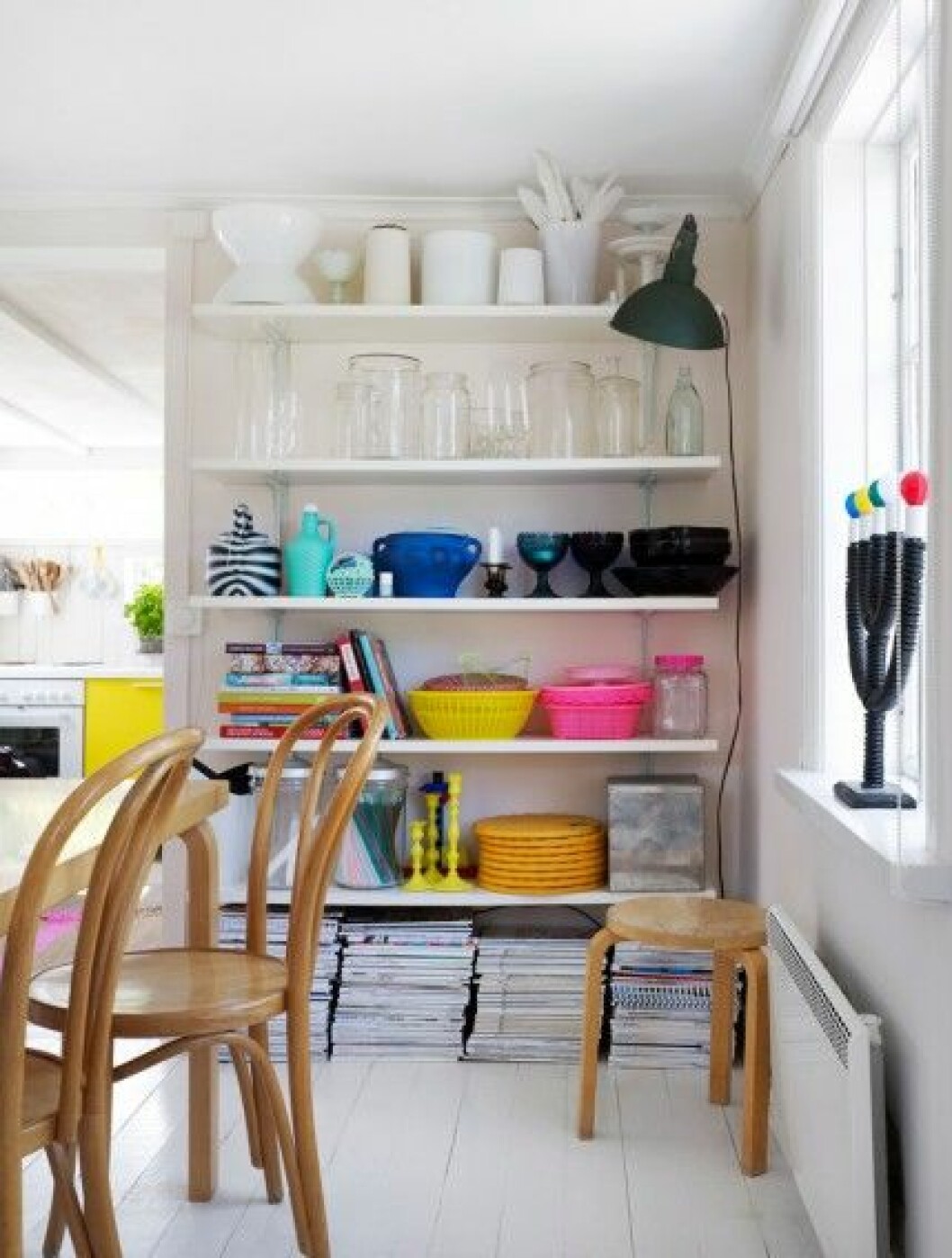 Blandad keramik och glas som står uppställda efter färg blir vackert tillsammans. Lampa, loppis. I fönstret står den klassiska gotlandsljusstaken i modern tappning, signerad konstnären Anne Nilsson. Pall 60, Alvar Aalto för Artek. På golvet hittas många nummer av ELLE Decoration. Blandad keramik och glas som står uppställda efter färg blir vackert tillsammans. Lampa, loppis. I fönstret står den klassiska gotlandsljusstaken i modern tappning, signerad konstnären Anne Nilsson. Pall 60, Alvar Aalto för Artek. På golvet hittas många nummer av ELLE Decoration.