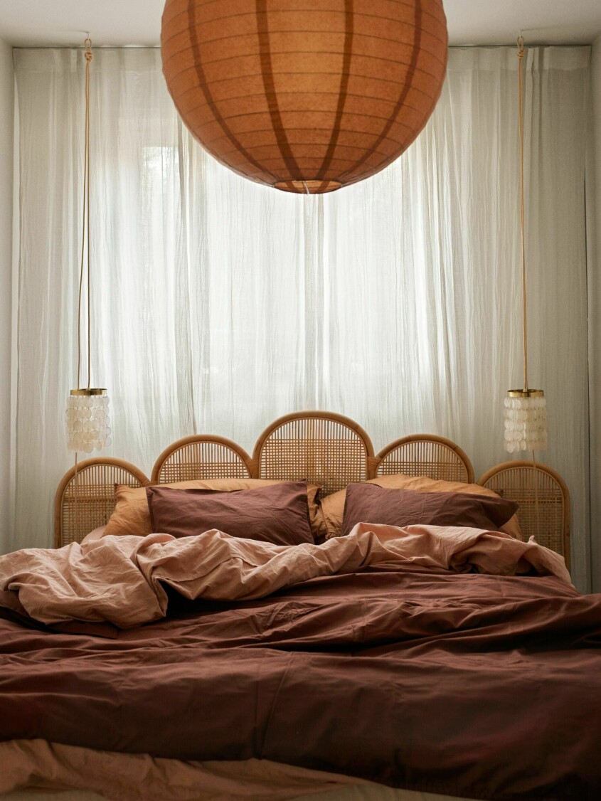 somrig inredning i sovrum med gardiner
