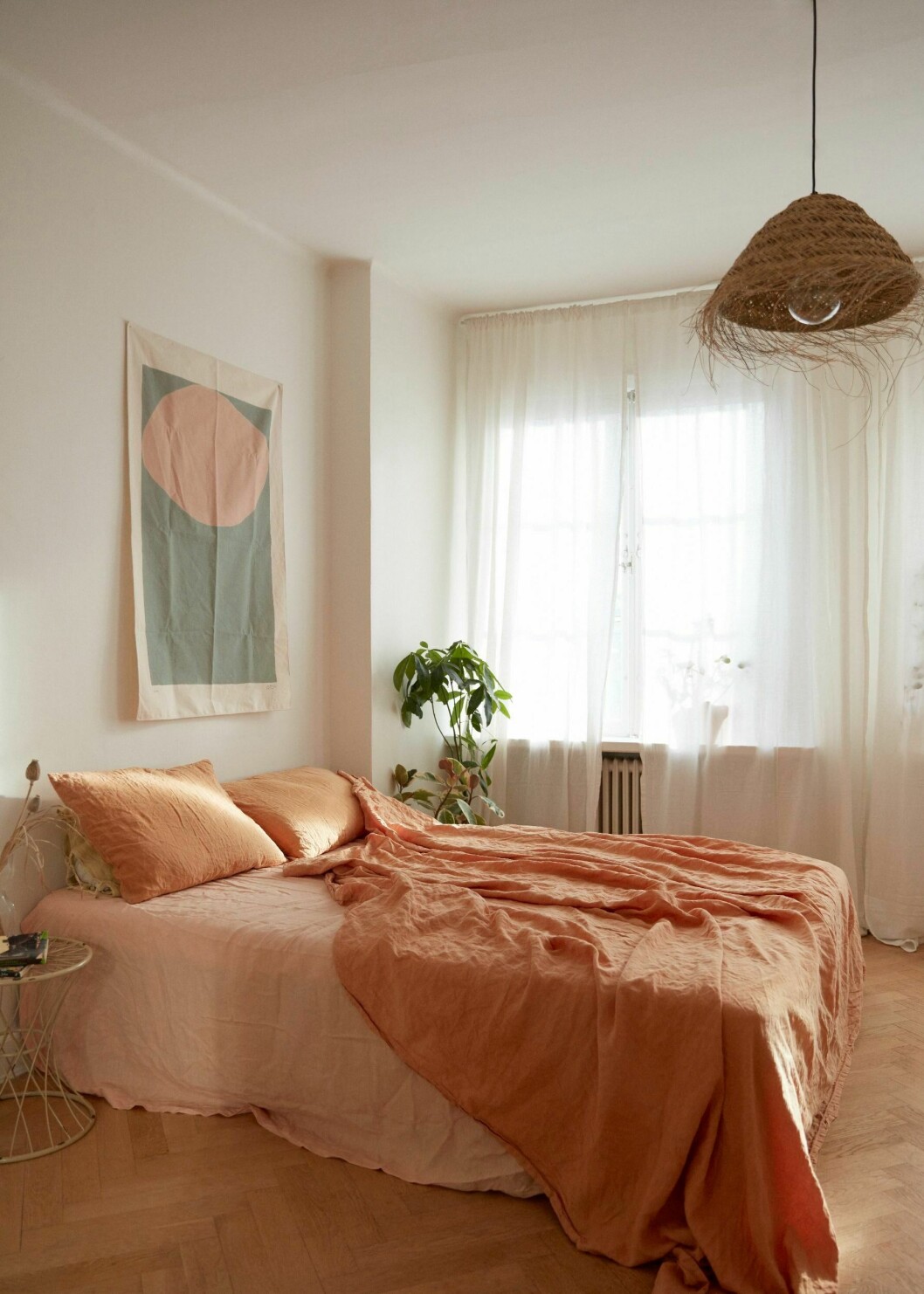 Foto: Idha Lindhag | Syns i: <a target="_blank" href="https://www.elle.se/decoration/sarah-torneback-reborn-vintage-hemma-hos/7410945">Jordfärger, textil och vintage hemma hos Sarah – häng med in</a> somrigt inrett sovrum med linnelakan i orange