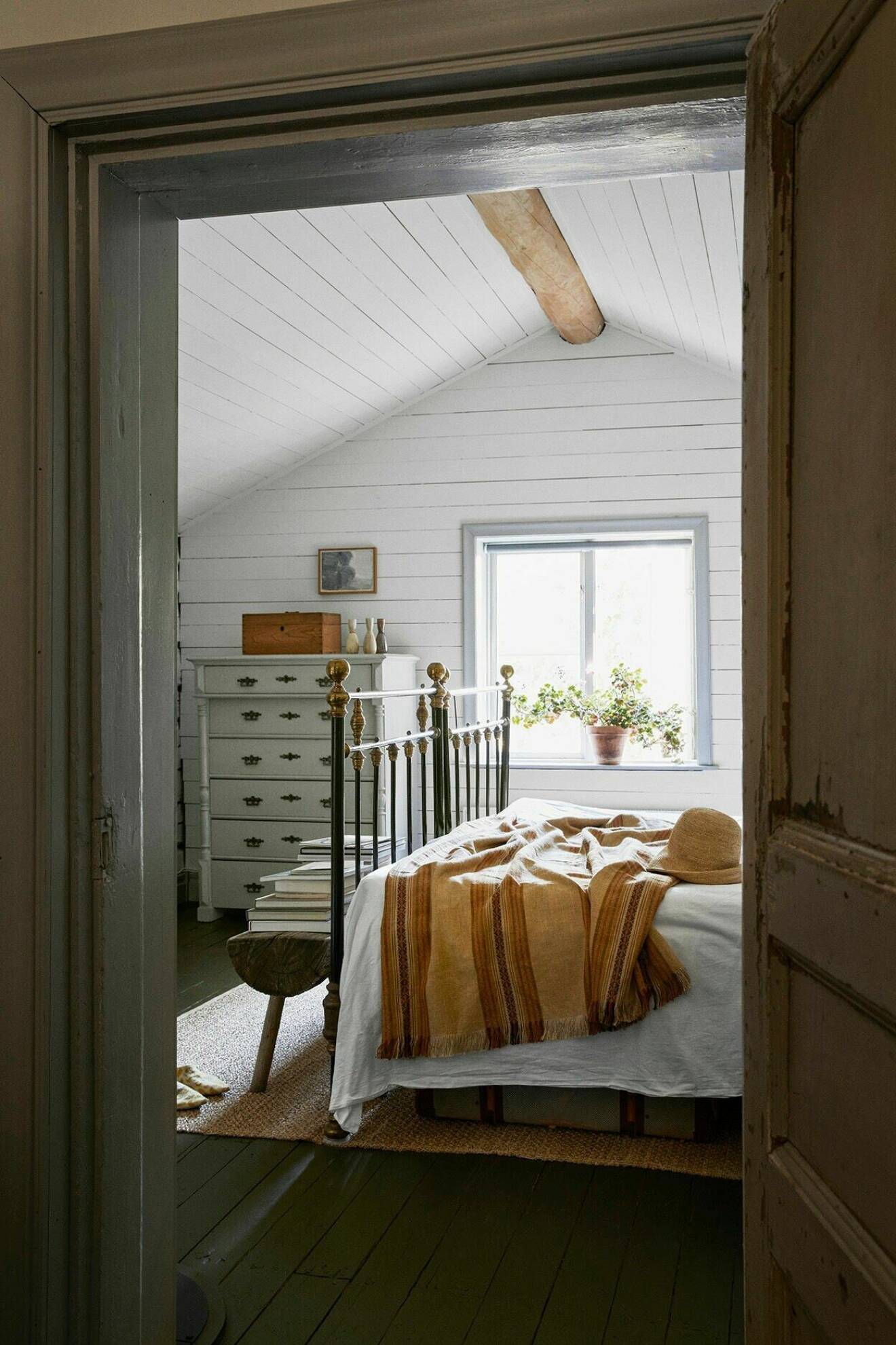 Somrigt sovrum i ett torp på ett sommarställe