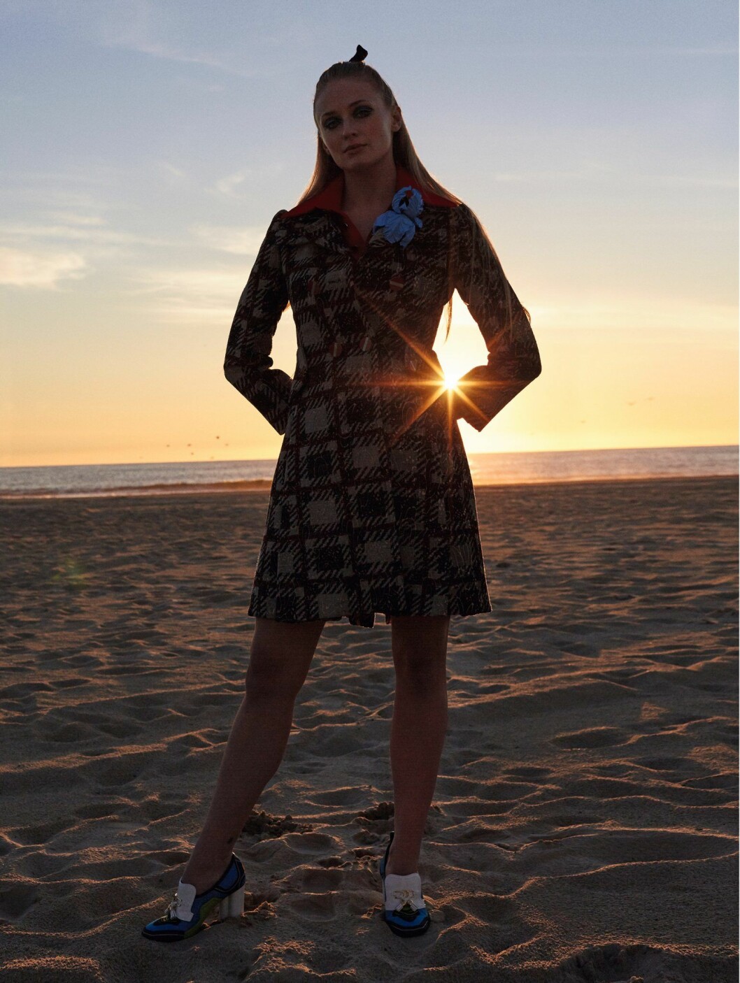 Kappa med brosch, 54 013 kr, skjorta, 17 126 kr, skor, 11 198 kr, allt Louis Vuitton. Rosett, stylistens egen. Trenchcoat från Louis Vuitton, Sophie Turner i exklusiv intervju i ELLE