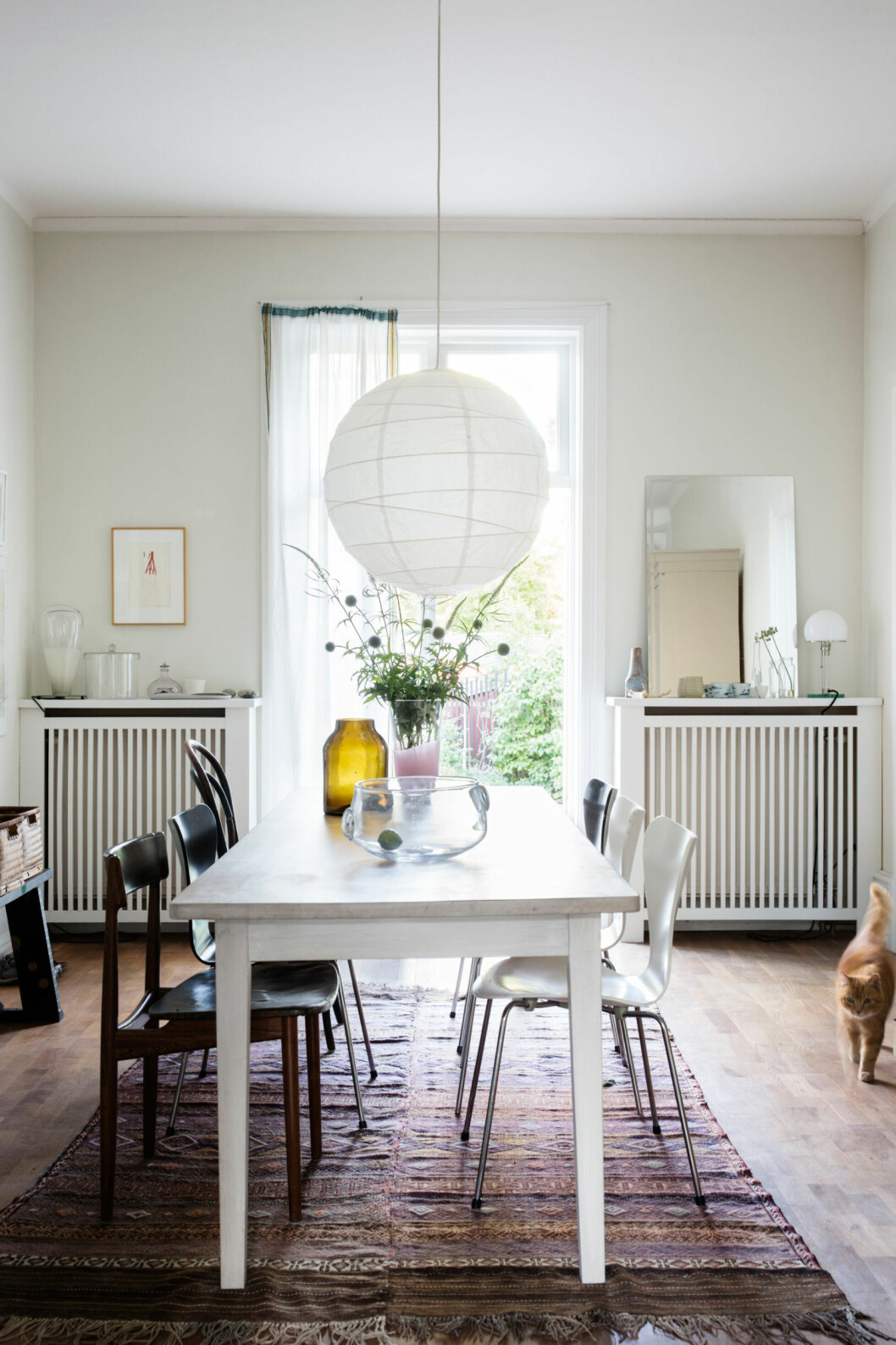 Matplats med olika stolar i svart och vitt
