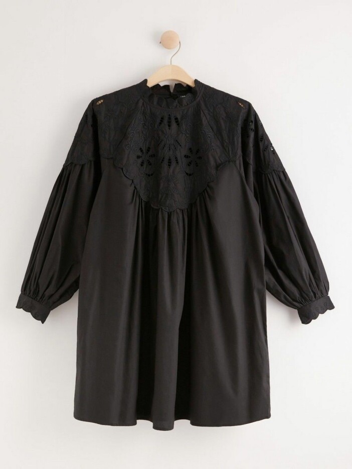 Söt klänning med broderi från Lindex