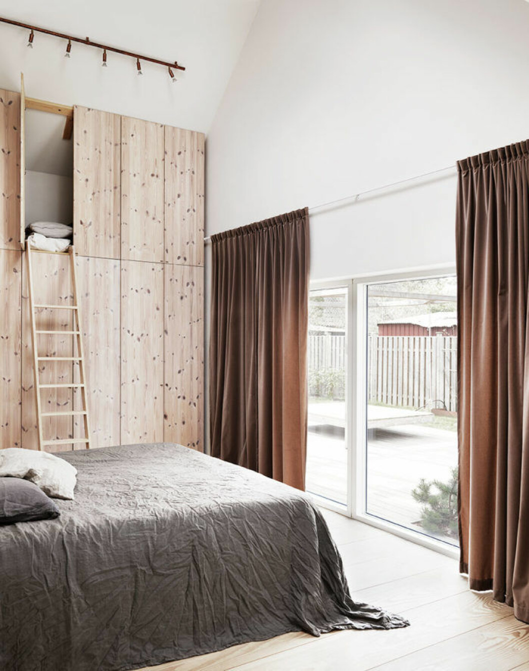 sotatochstilrent_bedroom_sovrum_garderob_wardrobe_forvaring_storage_Foto_Petra_Bindel