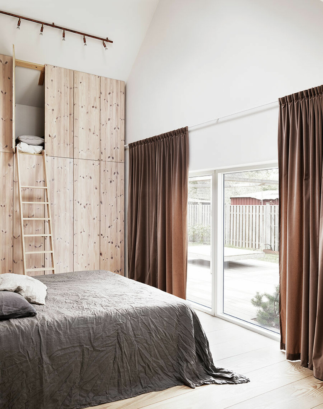 Av: Emma Persson Lagerberg Foto: Petra Bindel Syns i: <a href="https://www.elle.se/decoration/stilrent-och-harmoniskt-med-naturen-i-fokus/">Softat och stilrent med naturen i fokus</a> Sovrum i naturnära färger