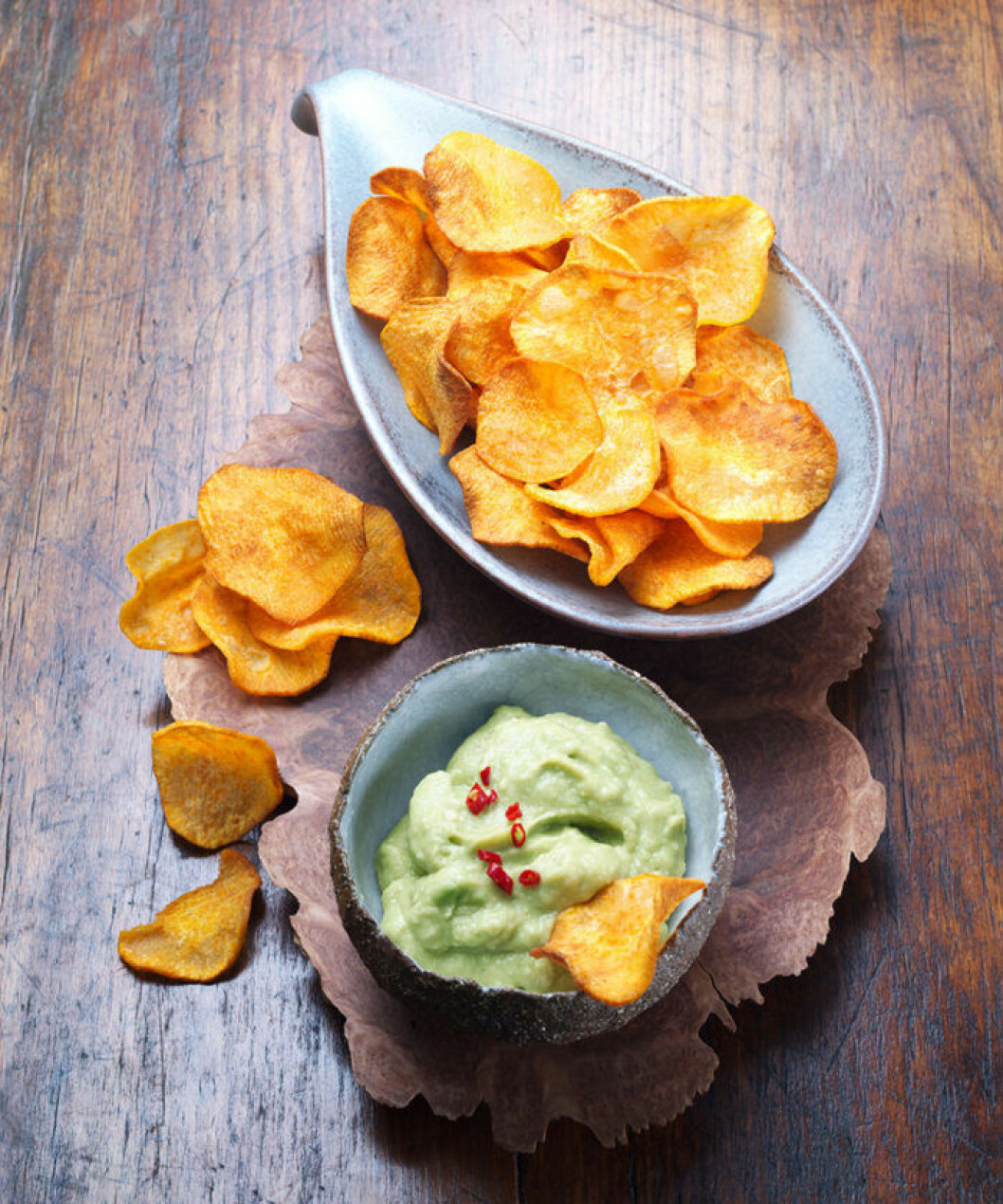 Sötpotatischips med guacamole. Sötpotatischips med guacamole.