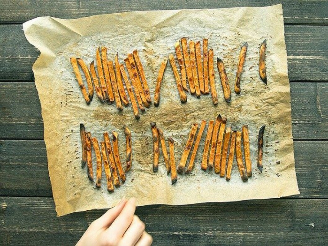 Krispiga sötpotatis pommes i ugn. Foto och recept: <a href="https://lisaoerikshalsoblogg.ellematovin.se/sotpotatis-pommes/" target="_blank" rel="noopener">Lisa & Erik</a> Krispiga sötpotatis pommes i ugn.