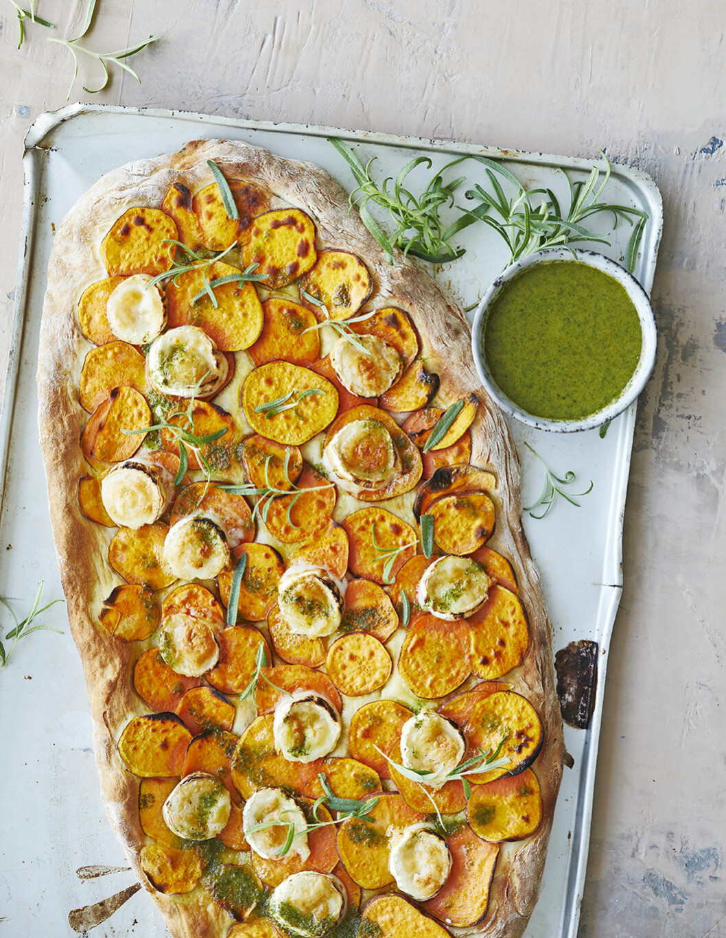 Underbart frasig pizza, även god i små bitar till en fördrink. Recept sötpotatispizza