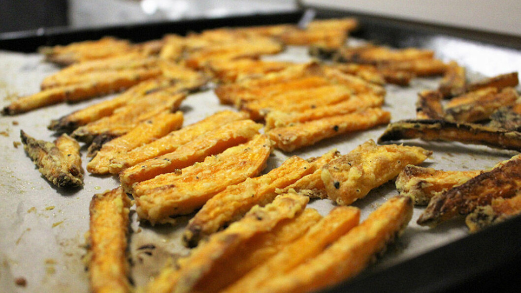 Gör sötpotatis pommes i ugnen! Gör sötpotatis pommes i ugnen!