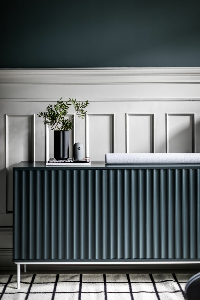 En soundbar som går ton i ton med inredningen blir en stilfull detalj. Foto: Henrik Nero för Samsung soundbar från samsung