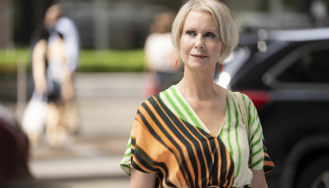 Hade det inte varit bättre att bara låta Miranda ha grått hår istället för att det ska diskuteras i flera scener? Miranda i And juste like that... på HBO Max.