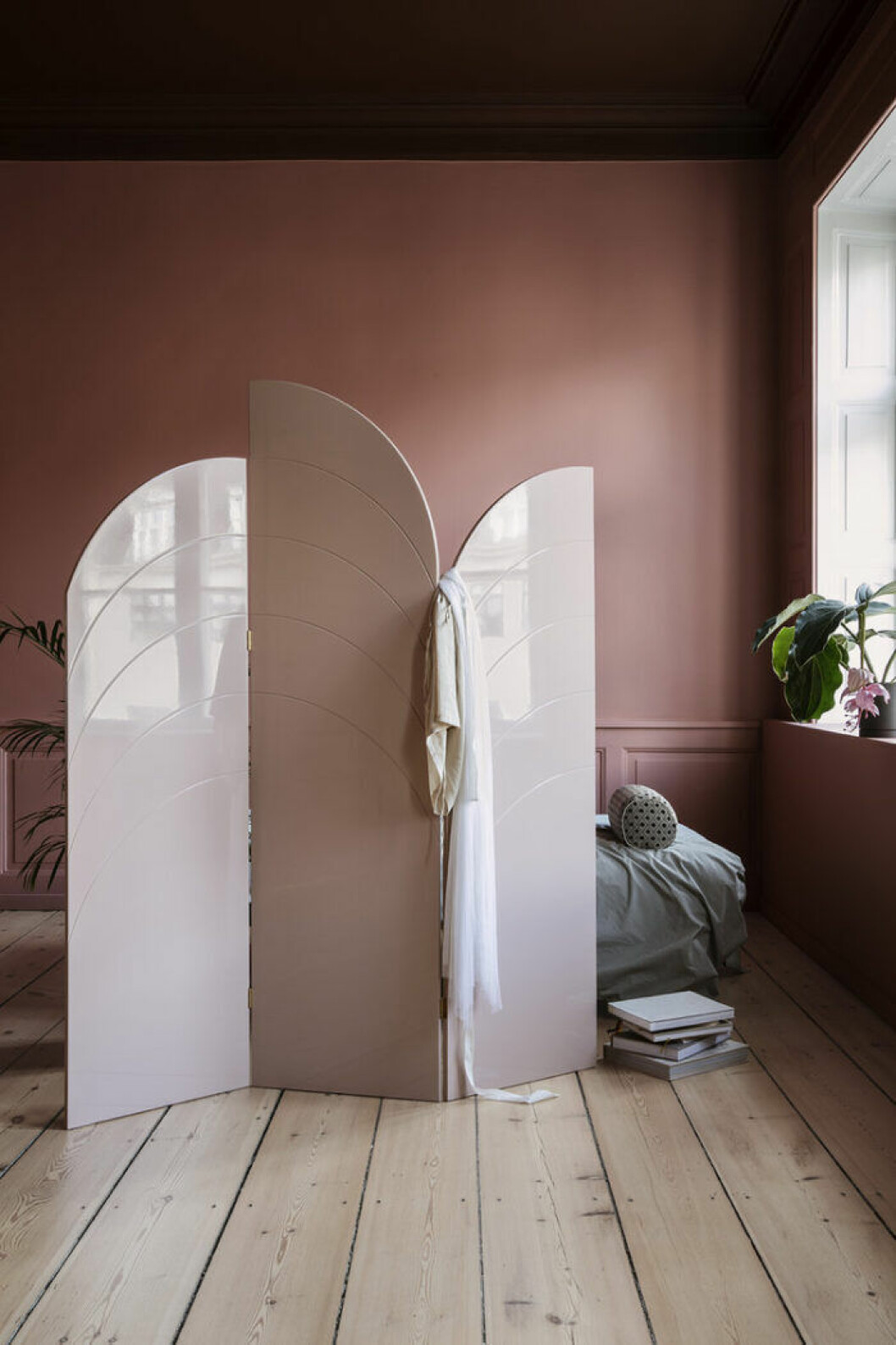Skärmväggar ger känslan av rum i rummet. Bild: Ferm living Rum med rosa skärmvägg