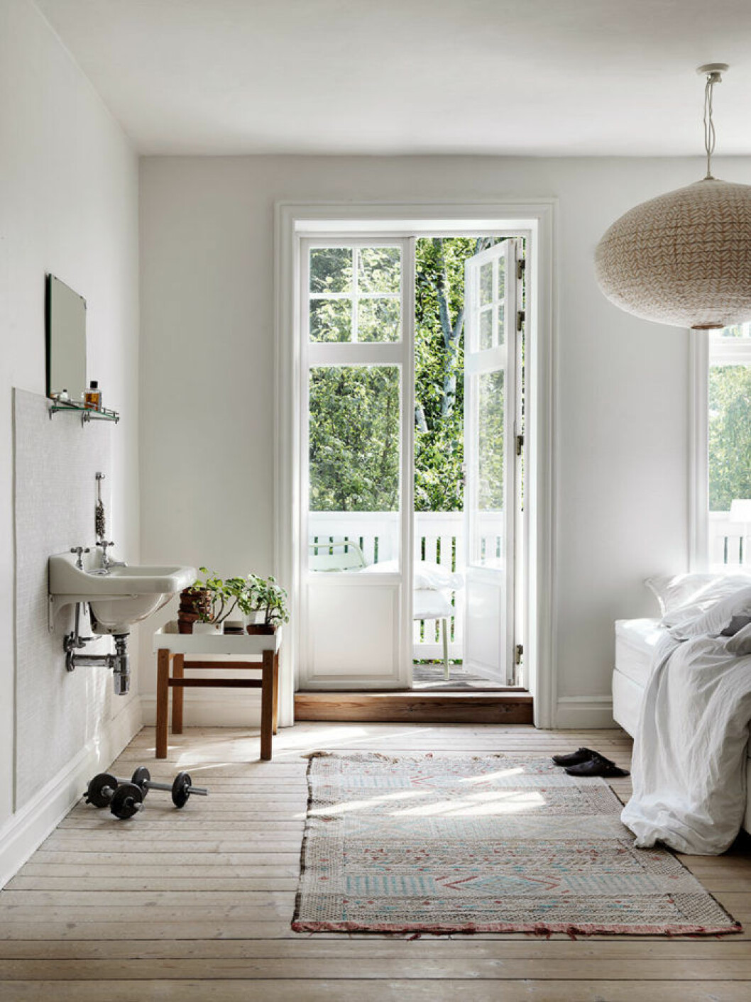 Foto: Petra Bindel, styling: Emma Persson Lagerberg. Ur reportaget: <a href="https://www.elle.se/decoration/ljuvligt-vackra-trahuset-dar-sommaren-alltid-ar-narvarande/">”Helt ljuvligt hem med hundratals rosor”</a>. Sovrum