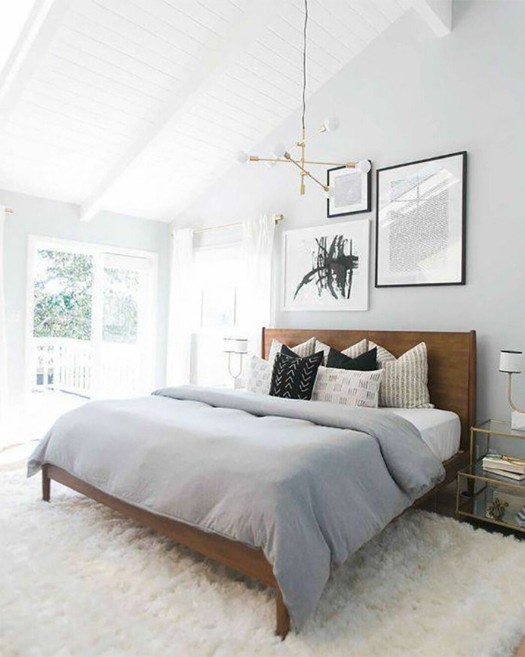 Via: <a href="http://domino.com/paint-ideas-for-bedrooms#4" target="_blank" rel="noopener">Domino/Westelm</a> Vit heltäckningsmatta