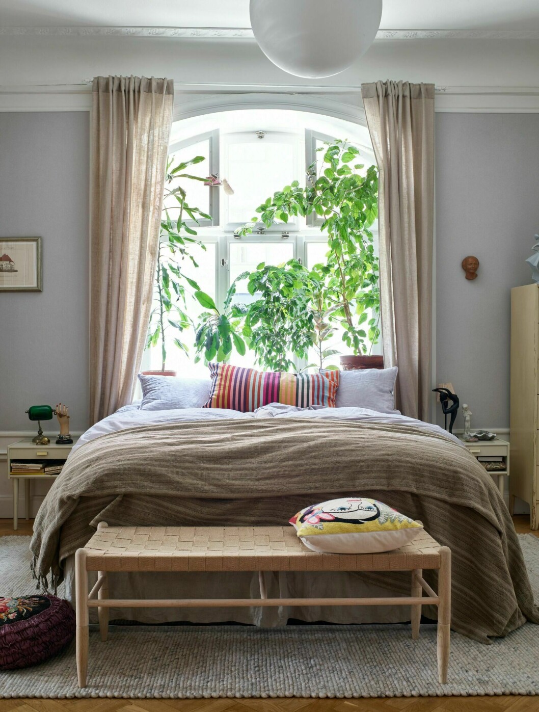 Foto: Patric Johansson, styling: Myrica Bergqvist | Syns i: <a target="_blank" href="https://www.elle.se/decoration/lekfull-inredning-moter-vintage-i-vasastan-se-bilderna/9010231">Lekfull inredning möter vintagefynd i Vasastan – titta in</a> Sovrum med mycket växter på fönsterbrädet