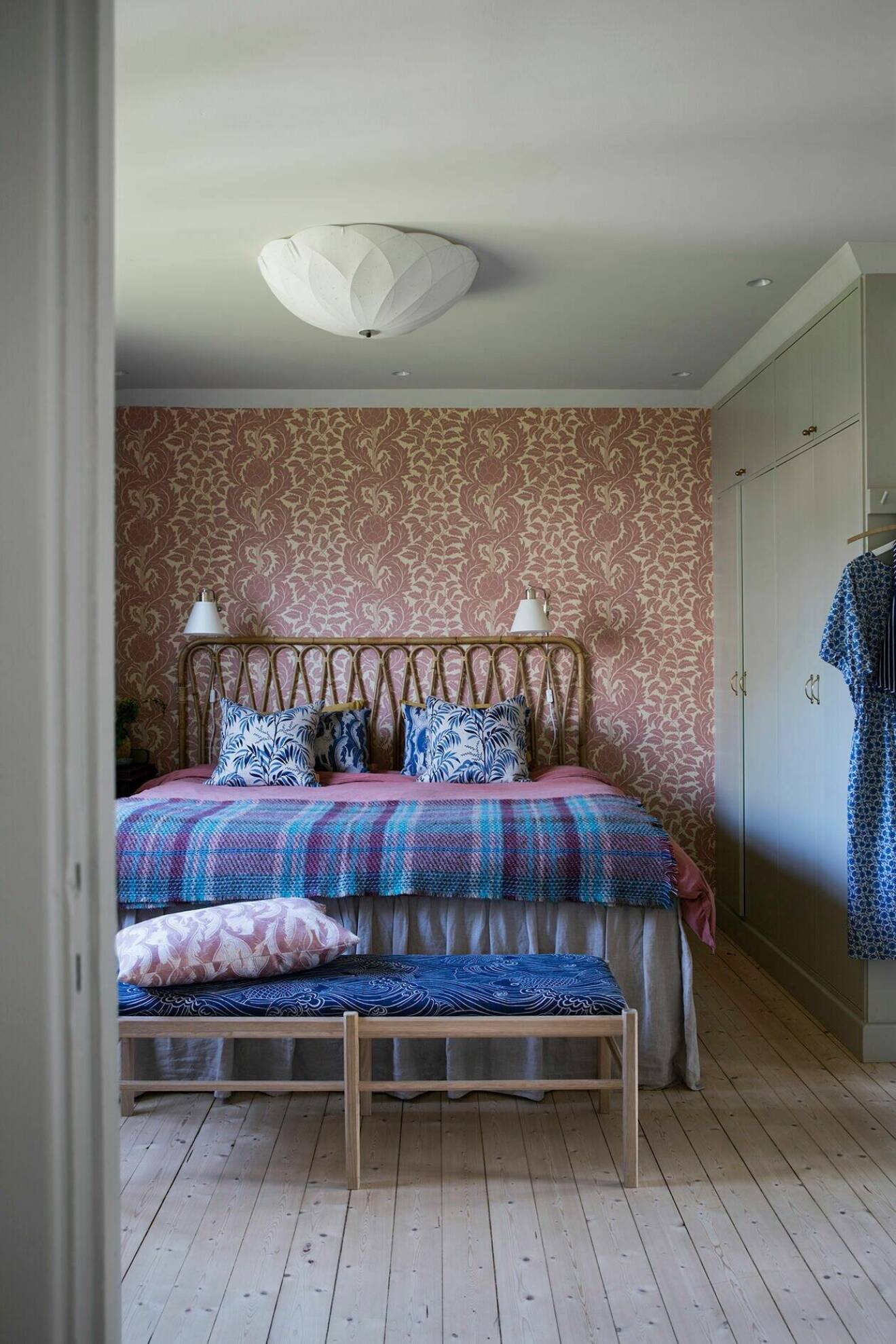 sovrum med blå och rosa inredning