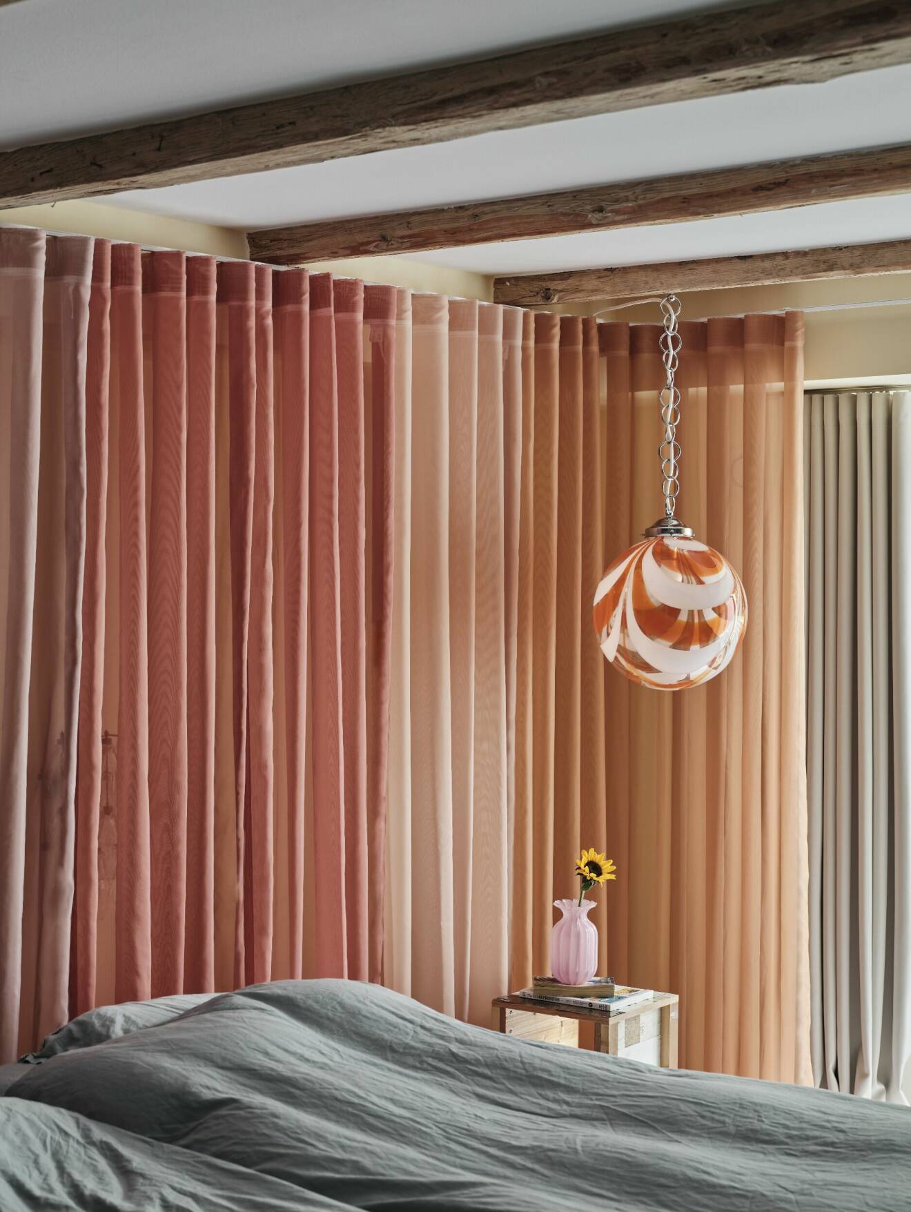 sovrum med gardiner som mjukar upp