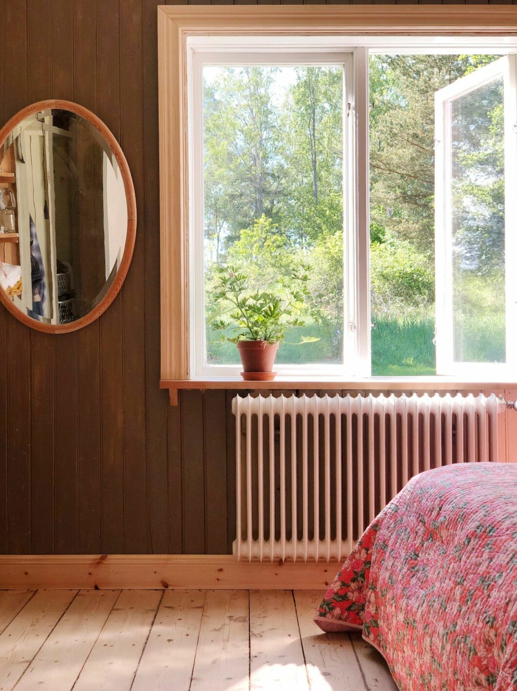 Sovrum med utsikt mot naturen
